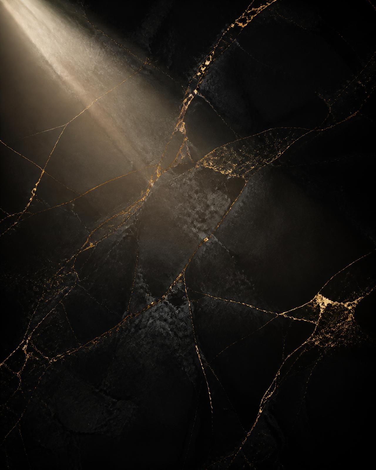 Texture de marbre noir veiné d'or éclairée par un faisceau de lumière